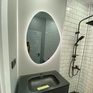 Yumuşak Hatlı Oval Amorf Işıklı Ayna