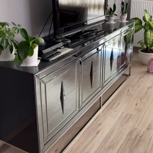 Eşkenar Dörtgen Kulplu Modern Krom Aynalı TV Ünitesi